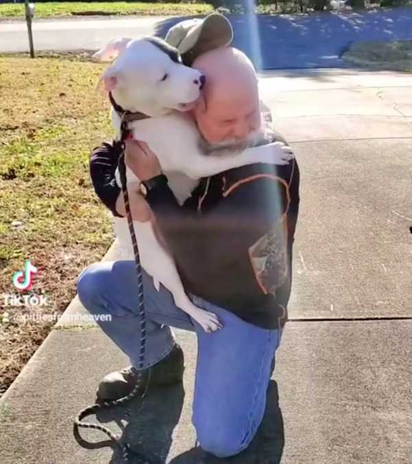 Pies ze schroniska po raz pierwszy spotyka swojego nowego tatę i nie może przestać go przytulać